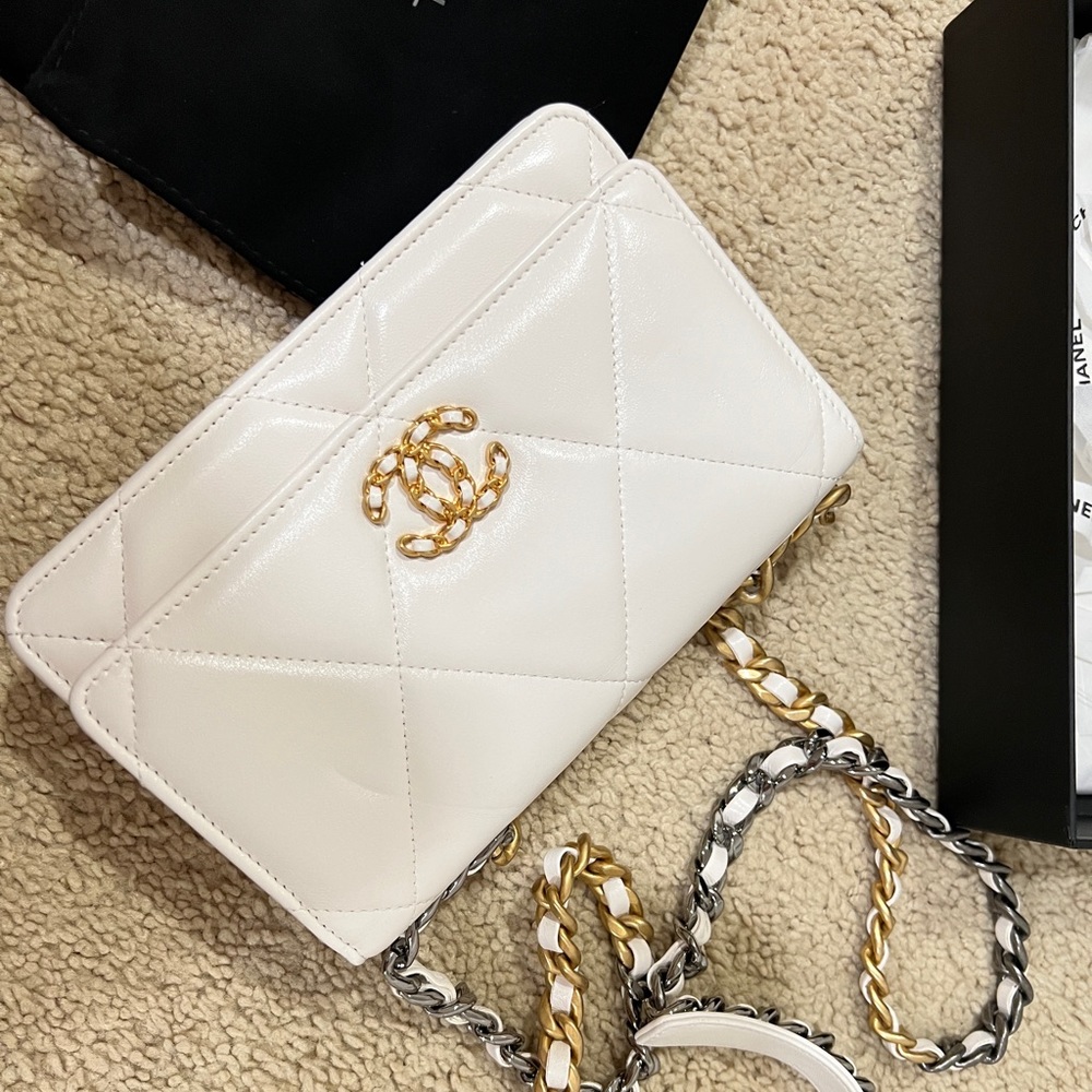 Brand new Chanel 19 wallet on chain/white